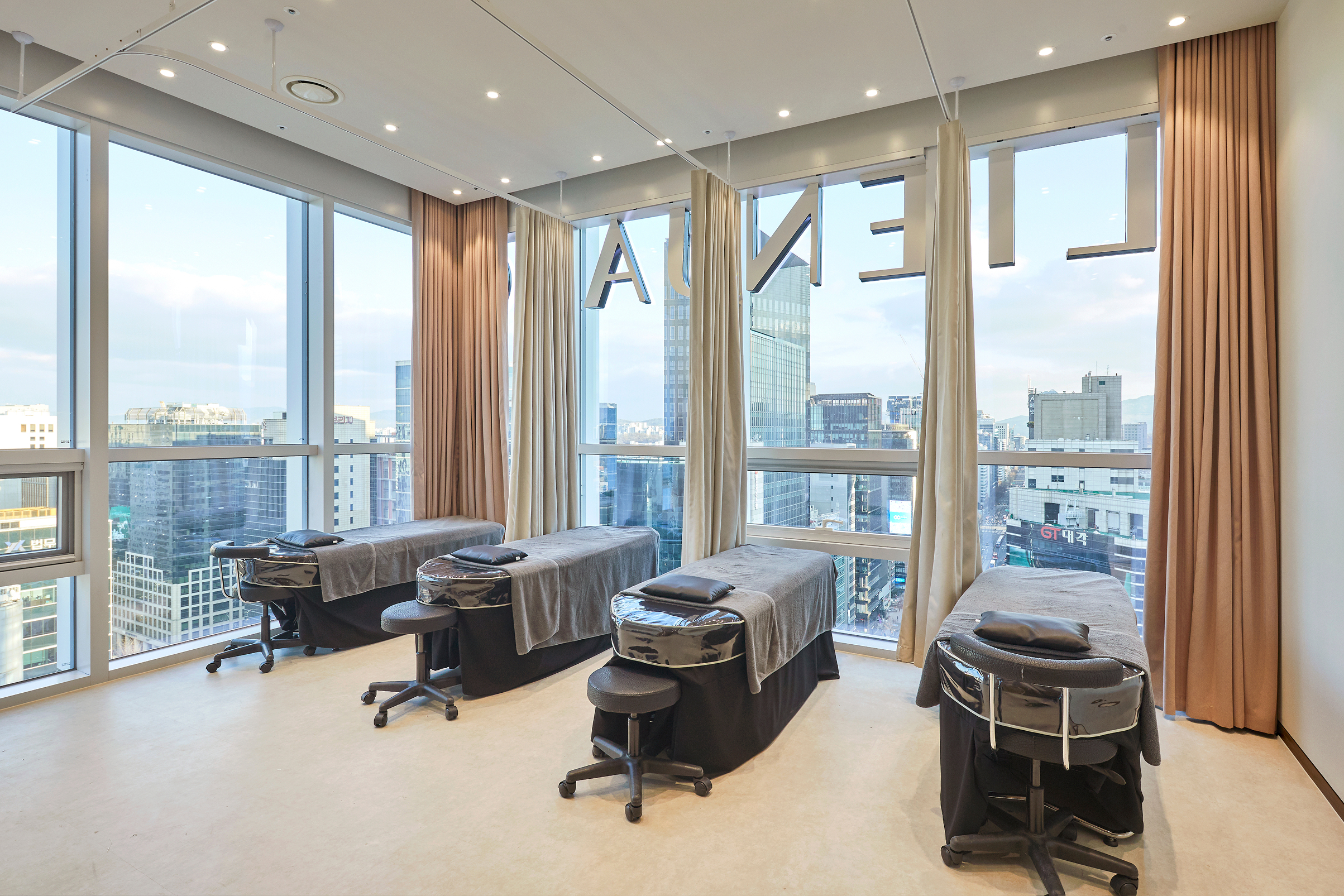 Modern aesthetic treatment room at Lienjang Clinic in Gangnam, Seoul