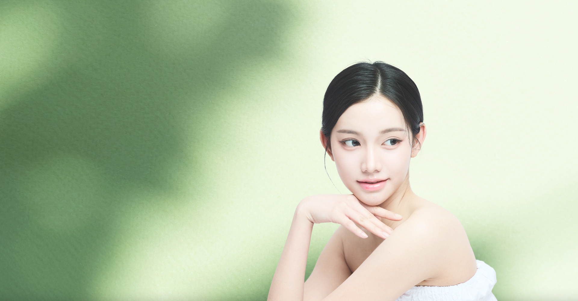 model with slim face representing Fat-Dissolving Injections
